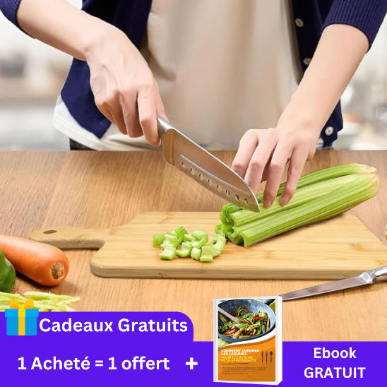 planche-a-decouper-personne-qui-coupe-du-celeri