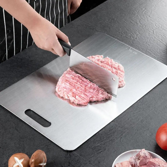 planche-a-decouper-personne-qui-coupe-hache-de-la-viande