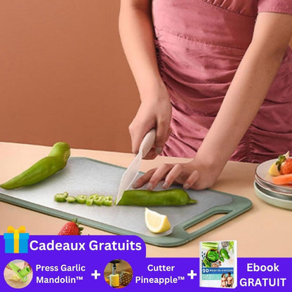 planche-a-decouper-personne-qui-coupe-un-poivron-sur-un-comptoir