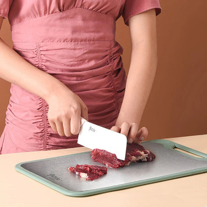 planche-a-decouper-personne-qui-coupe-un-steak-sur-un-comptoir