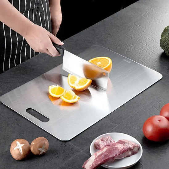 planche-a-decouper-personne-qui-coupe-une-orange