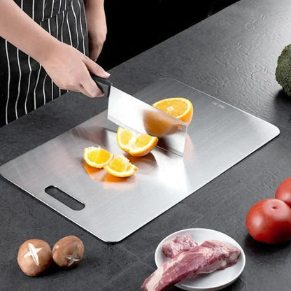 planche-a-decouper-personne-qui-coupe-une-orange