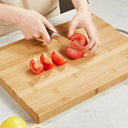 planche-a-decouper-personne-qui-coupe-une-tomate