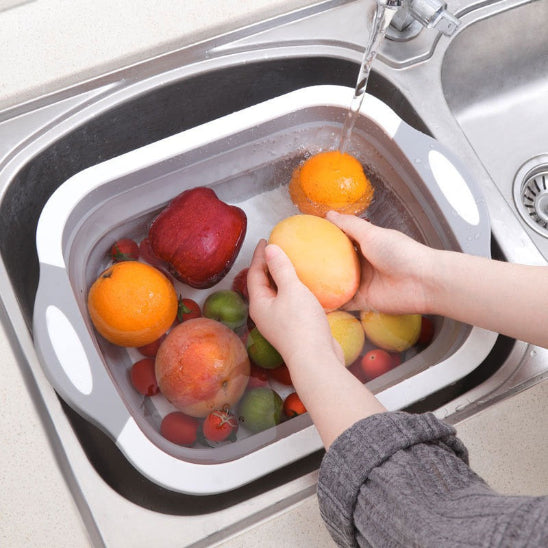 planche-a-decouper-personne-qui-nettoie-des-fruits-dedans