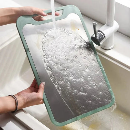 planche-a-decouper-personne-qui-nettoie-sous-l-eau-courante