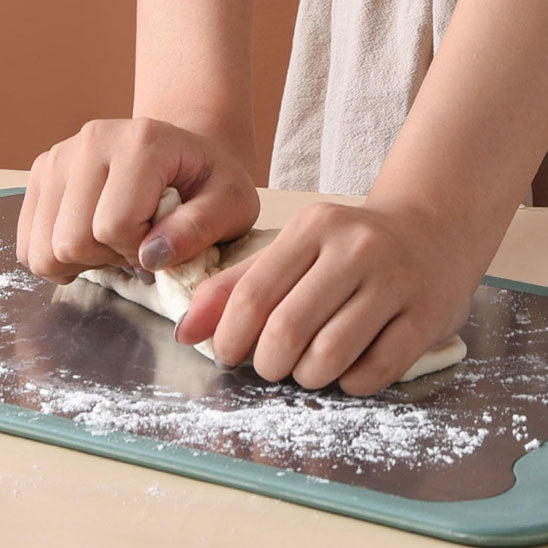 planche-a-decouper-personne-qui-petrie-de-la-pate-sur-un-comptoir