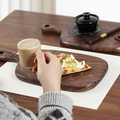 planche-a-decouper-pour-assiette-repas-sur-table
