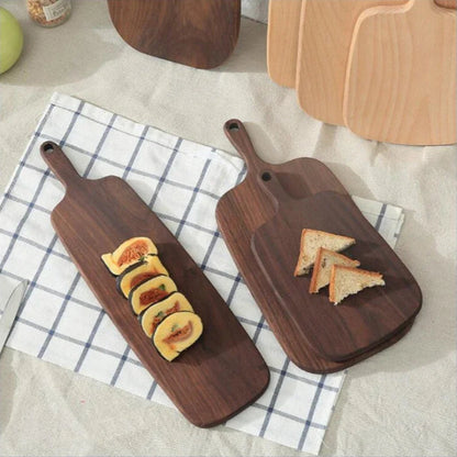 planche-a-decouper-presentation-avec-sandwich-sur-table