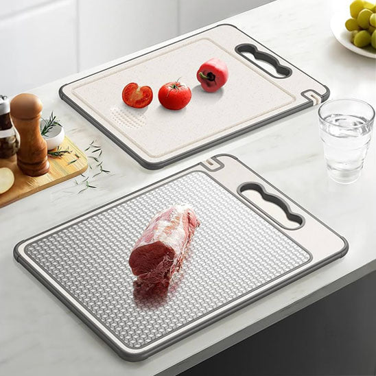 planche-a-decouper-sur-le-comptoir-avec-porc-et-tomate