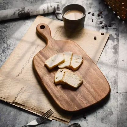 planche-a-decouper-sur-table-avec-fromage