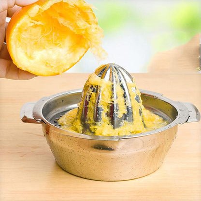 presse-agrume-personne-qui-a-presser-un-orange