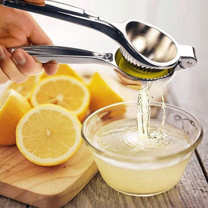 presse-agrume-personne-qui-presse-un-citron-dans-un-bol