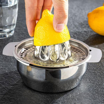 presse-agrume-personne-qui-presse-un-citron-sur-le-comptoir