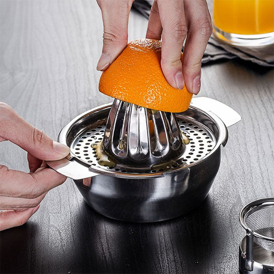 presse-agrume-personne-qui-presse-un-orange-sur-le-comptoir