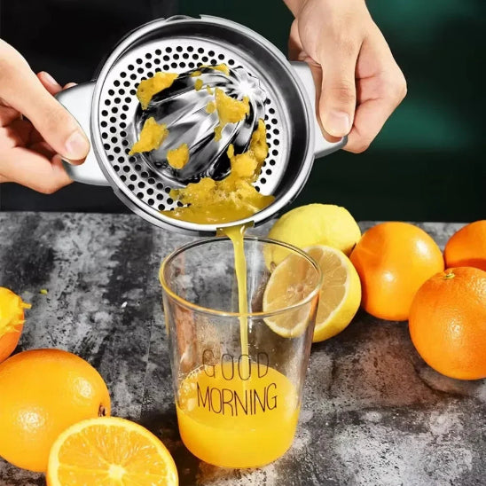 presse-agrume-personne-qui-verse-le-jus-d-une-orange-dans-un-verre