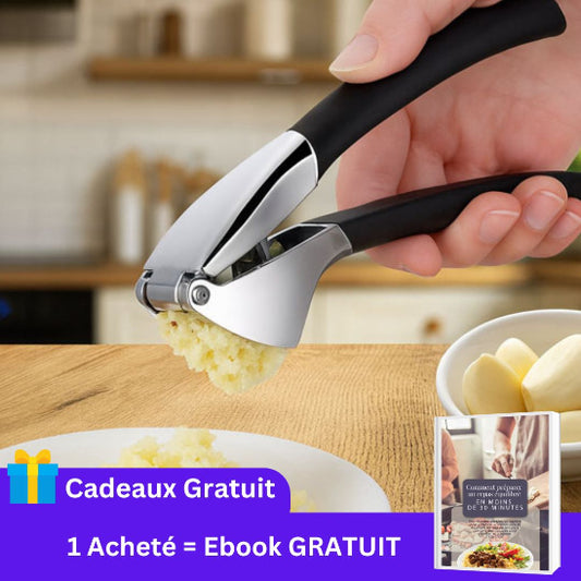 presse-ail-personne-qui-ecrasse-de-l-ail-dans-une-assiette