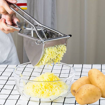 presse-puree-personne-qui-ecrase-des-patates-dans-un-bol-transparent