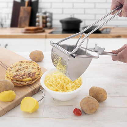 presse-puree-personne-qui-ecrase-des-patates-dans-un-bol