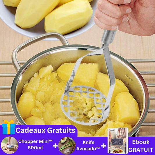 presse-puree-personne-qui-ecrase-des-pommes-terre-dans-un-chaudron