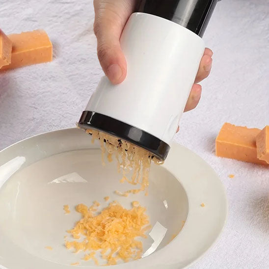 rape-a-fromage-personne-qui-rape-du-fromage-cheddar-dans-une-assiette