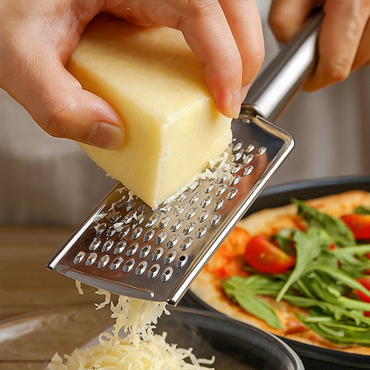 rape-a-fromage-personne-qui-rape-du-fromage-dans-un-bol