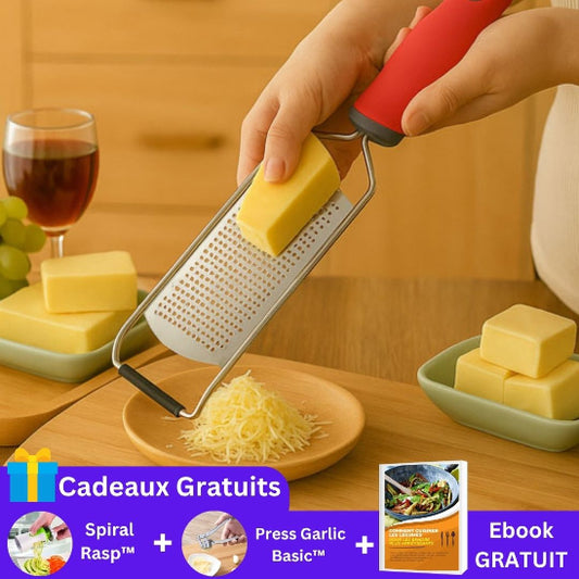 rape-a-fromage-personne-qui-rape-du-fromage-dans-une-assiette-sur-une-planche-a-decouper