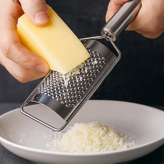 rape-a-fromage-personne-qui-rape-du-fromage-dans-une-assiette