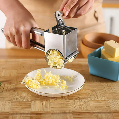 rape-a-fromage-personne-qui-rape-du-fromage-dans-une-assiette