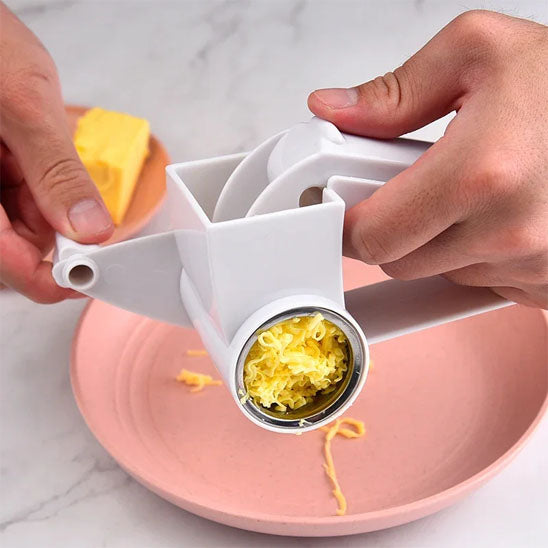 rape-a-fromage-personne-qui-rape-du-fromage-et-montre-le-fonctionnement