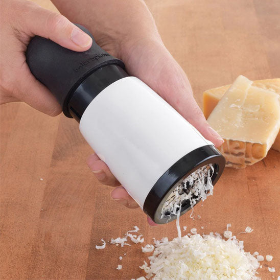 rape-a-fromage-personne-qui-rape-du-fromage-parmesan-sur-la-table