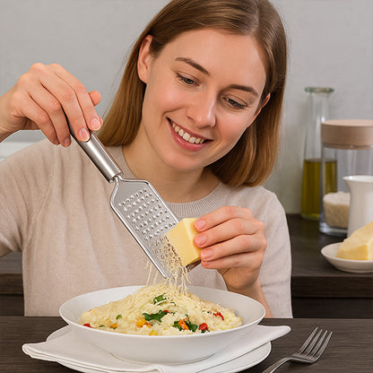 rape-a-fromage-personne-qui-rape-du-fromage-sur-des-pates