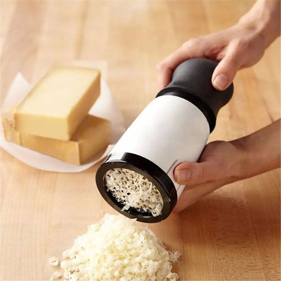 rape-a-fromage-personne-qui-rape-du-fromage-sur-un-comptoir