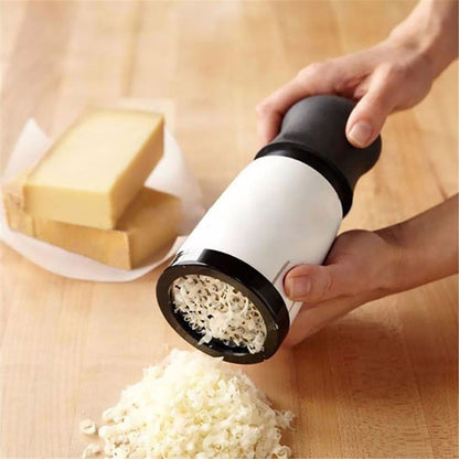 rape-a-fromage-personne-qui-rape-du-fromage-sur-un-comptoir