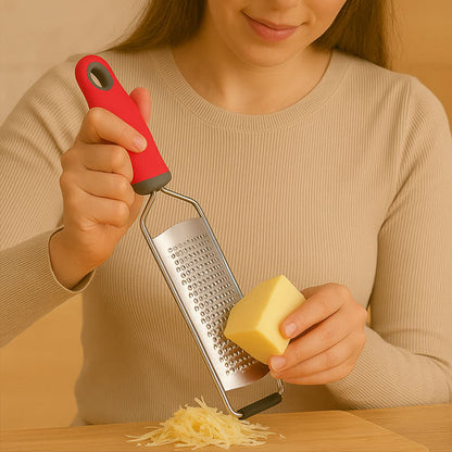 rape-a-fromage-personne-qui-rape-du-fromage-sur-une-planche-a-decouper