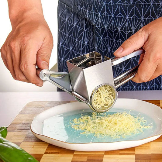 rape-a-fromage-personne-qui-rape-du-parmesan-dans-une-assiette