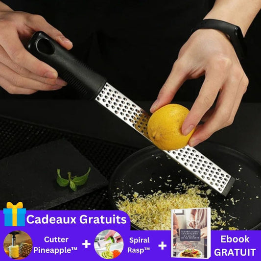rape-a-fromage-personne-qui-zeste-un-citron-dans-une-assiette