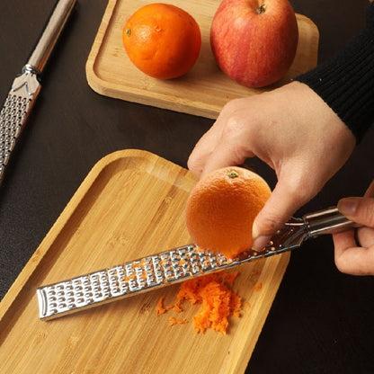 rape-a-fromage-personne-qui-zeste-un-orange