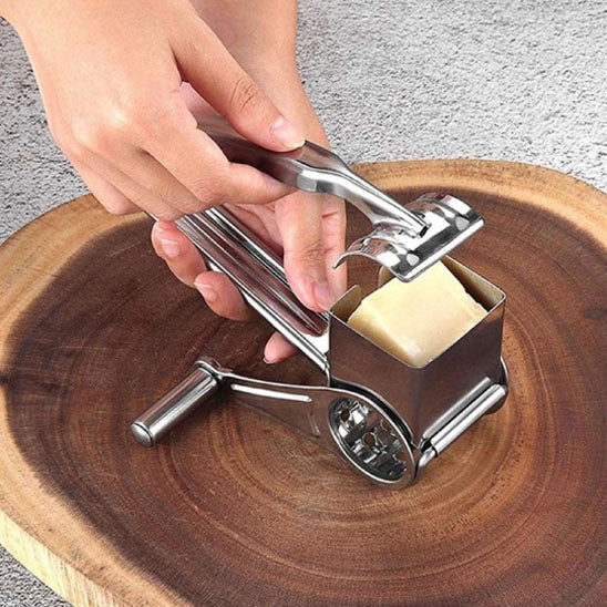 rape-a-fromage-sur-la-planche-a-decouper