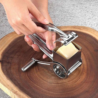 rape-a-fromage-sur-la-planche-a-decouper