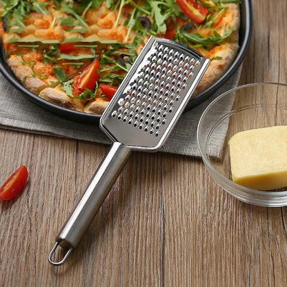 rape-a-fromage-sur-une-pizza-sur-la-table