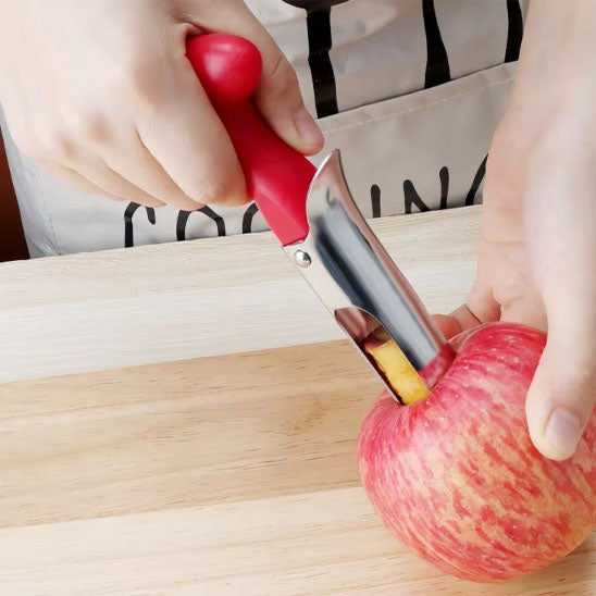 vide-pomme-personne-qui-enleve-le-noyau-d-une-pomme-sur-la-table